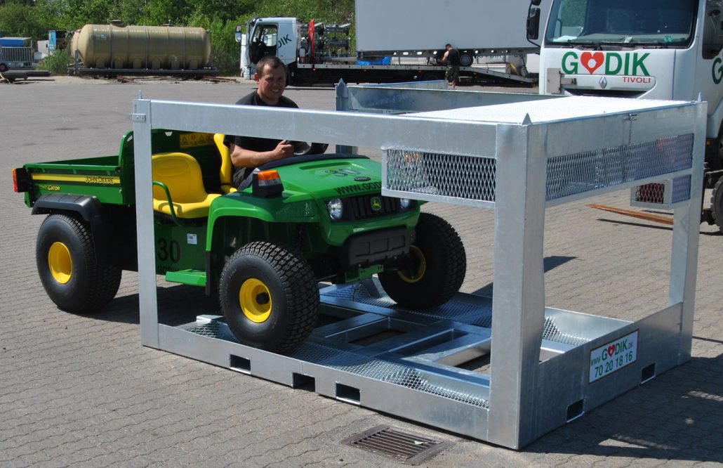 John Deere Gator with hitch Can be rented per day Godik.dk